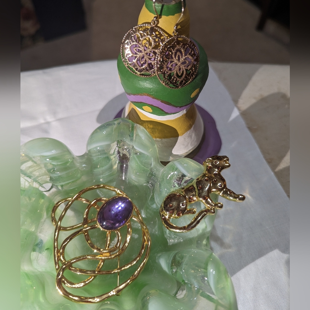Gold Brooches and Earrings Lot of 3 items